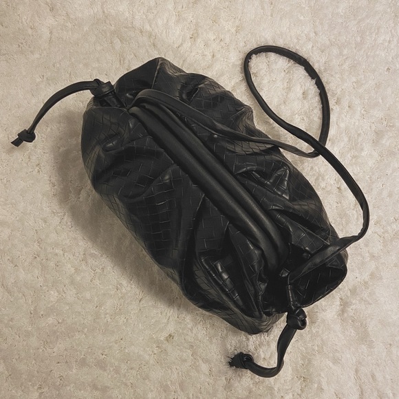 Beautiful trendy black leather bucket dumpling bag - Picture 5 of 8